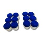 Kit de jogo de memória auditiva e tátil com 12 potinhos coloridos, exibindo tampas com números para formar pares, e organizados em uma caixa.