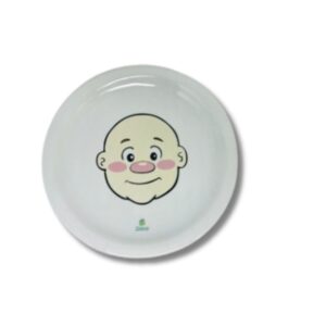 Prato de cerâmica branco, quadrado, com um desenho de um rosto de menina sorrindo, decorado com brócolis como cabelo e outros alimentos para formar um rosto divertido.