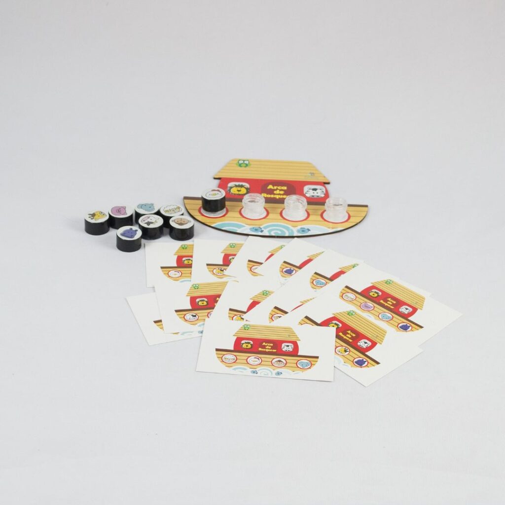 Brinquedo Arca de Rosquear da Materiais Para Brincar, mostrando uma arca em MDF com tampas de bichinhos sendo rosqueadas em suas bases.