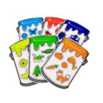 Balde de Cores da Materiais para Brincar, mostrando 6 baldes coloridos e figuras magnéticas de animais e objetos.