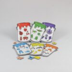 Balde de Cores da Materiais para Brincar, mostrando 6 baldes coloridos e figuras magnéticas de animais e objetos.