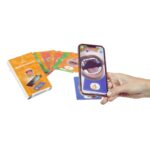 Baralho dos Sons em Realidade Aumentada da Materiais para Brincar, mostrando uma das cartas com a ilustração de uma boca e um celular ao lado, exibindo o efeito de realidade aumentada.