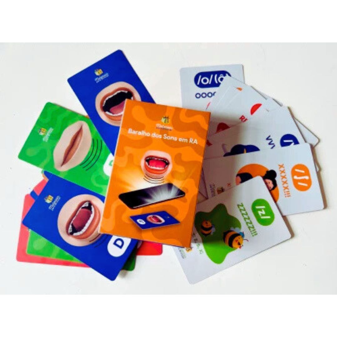 Baralho dos sons em realidade aumentada 5 Baralho dos Sons em Realidade Aumentada da Materiais para Brincar, mostrando uma das cartas com a ilustração de uma boca e um celular ao lado, exibindo o efeito de realidade aumentada.
