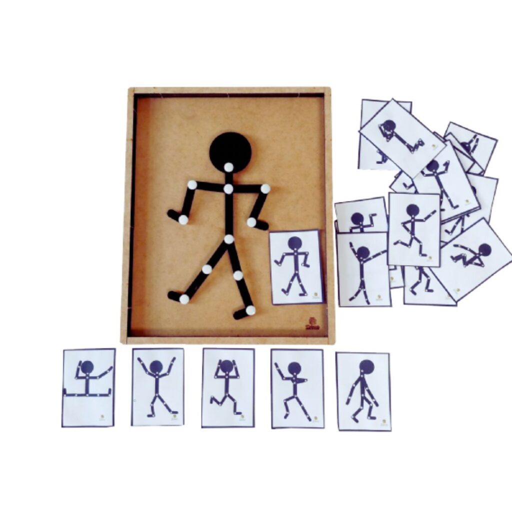 Boneco Articulado da Materiais para Brincar, mostrando um boneco de madeira em uma pose específica, com uma carta de pose correspondente ao lado.
