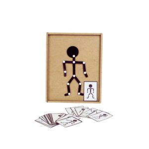 Boneco Articulado da Materiais para Brincar, mostrando um boneco de madeira em uma pose específica, com uma carta de pose correspondente ao lado.