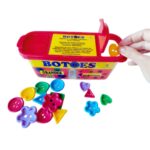 Kit Botões da Materiais para Brincar, mostrando um pote com duas aberturas e botões coloridos de diferentes formas (círculo, quadrado, estrela, etc.).