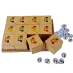 Kit Brincar de Escutar da Materiais para Brincar, mostrando uma bandeja com 12 caixinhas de madeira, com uma criança usando uma das caixinhas para ouvir o som.