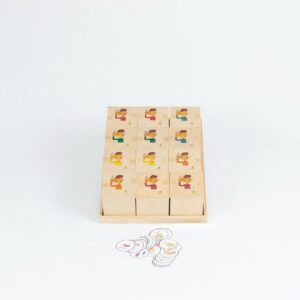 Kit Brincar de Escutar da Materiais para Brincar, mostrando uma bandeja com 12 caixinhas de madeira, com uma criança usando uma das caixinhas para ouvir o som.