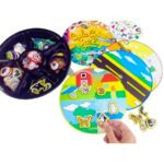 Jogo Cada Coisa no Seu Lugar da Materiais Para Brincar, mostrando os cenários de madeira, como uma fazenda e uma cozinha, com as peças correspondentes já classificadas neles.