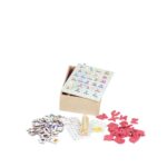 Kit Caixa Alfabeto da Materiais para Brincar, mostrando uma caixa de MDF aberta com diversos materiais de alfabetização, incluindo fichas com figuras, alfabetos em EVA e palitos.