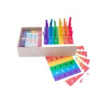 Kit Caixa de Palitos Coloridos da Materiais Para Brincar, mostrando uma caixa de MDF com alguns palitos já inseridos nos orifícios. Uma cartela com um desafio de cores está visível ao lado.