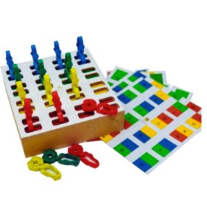 Kit Caixa de Pregadores Bola da Materiais Para Brincar, mostrando uma caixa em MDF com pregadores coloridos e uma cartela de sequências. Uma mão está usando um dos pregadores.