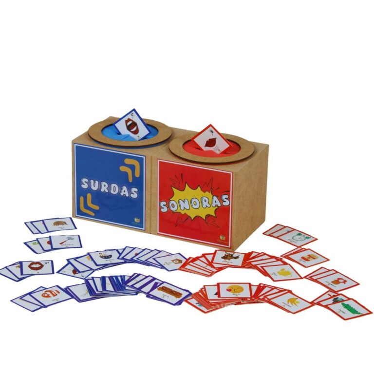 Jogo de Fonemas Caixa Surdas e Sonoras com uma caixa e várias cartas ilustradas com imagens que representam os sons da fala.