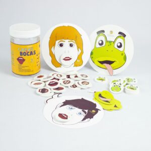 Kit Caras e Bocas da Materiais para Brincar, mostrando um rosto impresso com uma das bocas de EVA acoplada, e um balão de fala com uma palavra escrita, mostrando como o jogo funciona.