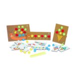 Jogo Centopeia, Caracol e Sorvete da Materiais Para Brincar, mostrando uma das placas de MDF com alguns pompons coloridos já inseridos nos furos, e uma criança usando a pinça para colocar outro pompom.