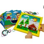 Kit Centro de Atividades Placa de Pinos da Materiais Para Brincar, mostrando uma placa de pinos de plástico com elásticos coloridos esticados formando um quadrado.