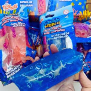 Cobra d'Água Sensorial da Materiais para Brincar, um brinquedo azul com um tubarão em seu interior.