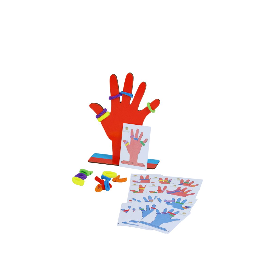 Coloque elásticos 2 Jogo Coloque Elásticos da Materiais para Brincar, mostrando uma mão em MDF com elásticos coloridos em volta dos dedos, seguindo um padrão de uma carta modelo.