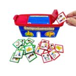 Kit Comportamentos da Materiais Para Brincar, mostrando uma caixa de madeira com duas aberturas e fichas de MDF com ilustrações de diferentes comportamentos, como ajudar a arrumar os brinquedos.