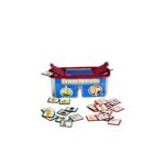 Kit Comportamentos da Materiais Para Brincar, mostrando uma caixa de madeira com duas aberturas e fichas de MDF com ilustrações de diferentes comportamentos, como ajudar a arrumar os brinquedos.