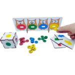 Jogo Coruja Encaixe Cores da Materiais para Brincar, mostrando uma placa de MDF com desenhos de corujas e botões coloridos encaixados nas suas posições.