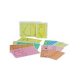 Kit Desenhos Simétricos da Materiais Para Brincar, mostrando uma das fichas com metade de um desenho. Uma mão de criança está usando uma caneta para completar a outra metade de forma simétrica.