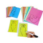 Kit Desenhos Simétricos da Materiais Para Brincar, mostrando uma das fichas com metade de um desenho. Uma mão de criança está usando uma caneta para completar a outra metade de forma simétrica.