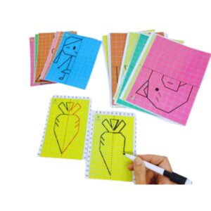 Kit Desenhos Simétricos da Materiais Para Brincar, mostrando uma das fichas com metade de um desenho. Uma mão de criança está usando uma caneta para completar a outra metade de forma simétrica.