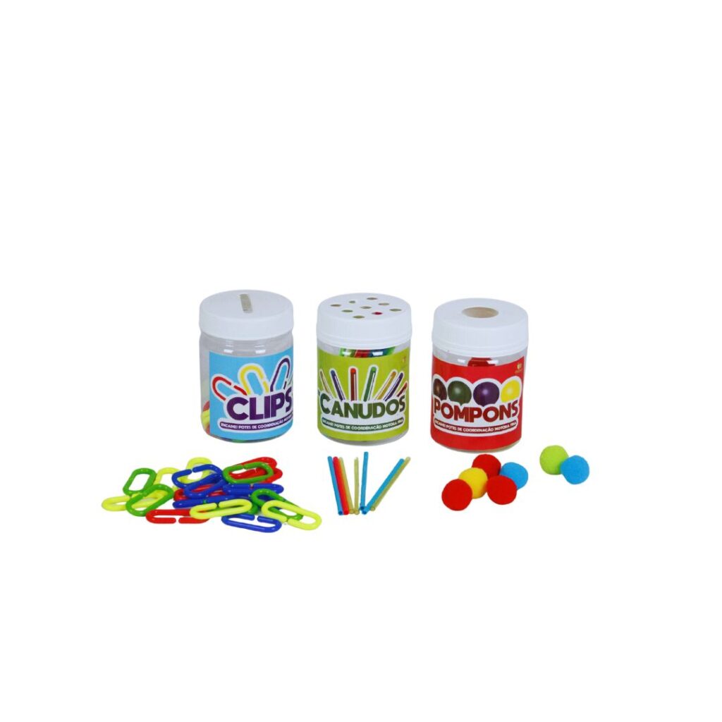 Kit de Encaixe da Materiais para Brincar, com 3 potes coloridos e vários pompons, canudos e clips espalhados.