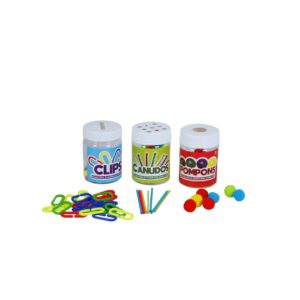 Kit de Encaixe da Materiais para Brincar, com 3 potes coloridos e vários pompons, canudos e clips espalhados.