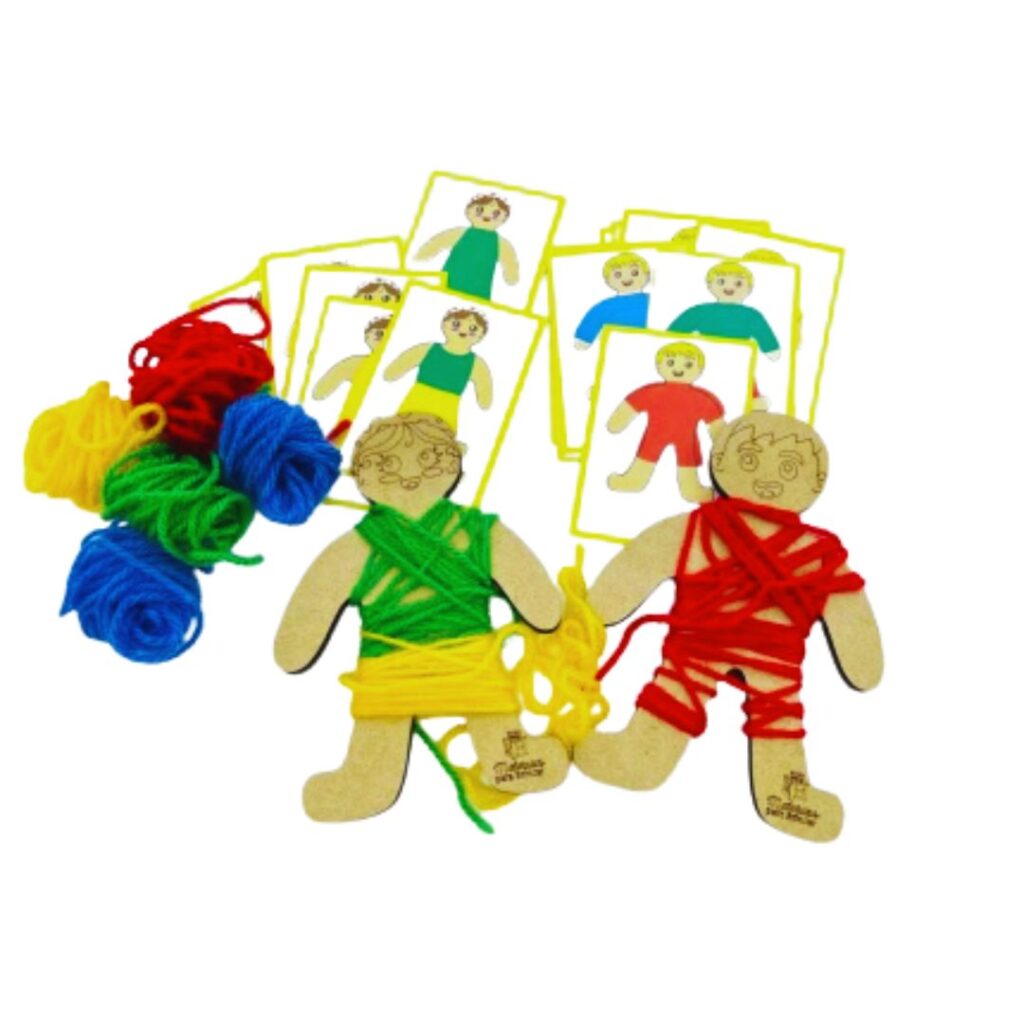 Kit Enrola Boneco da Materiais Para Brincar, mostrando um dos bonecos de madeira com a lã colorida já enrolada em uma das pernas, seguindo o padrão de uma ficha modelo.