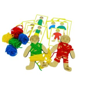Kit Enrola Boneco da Materiais Para Brincar, mostrando um dos bonecos de madeira com a lã colorida já enrolada em uma das pernas, seguindo o padrão de uma ficha modelo.