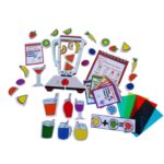 Kit Faça Seu Suco da Materiais Para Brincar, mostrando um liquidificador de brinquedo com algumas frutas dentro. Os copos e as demais frutas estão dispostos ao lado.