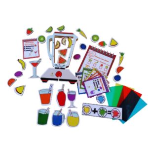 Kit Faça Seu Suco da Materiais Para Brincar, mostrando um liquidificador de brinquedo com algumas frutas dentro. Os copos e as demais frutas estão dispostos ao lado.