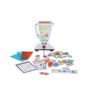 Kit Faça Seu Suco da Materiais Para Brincar, mostrando um liquidificador de brinquedo com algumas frutas dentro. Os copos e as demais frutas estão dispostos ao lado.