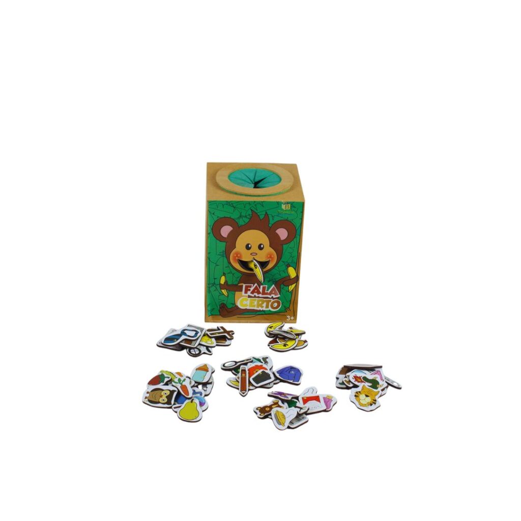 Jogo Fala Certo da Materiais Para Brincar, mostrando uma caixa de madeira com um macaco desenhado. Uma mão de criança está pegando uma ficha magnética da caixa, e bananas estão dispostas ao lado para mostrar a mecânica do jogo.