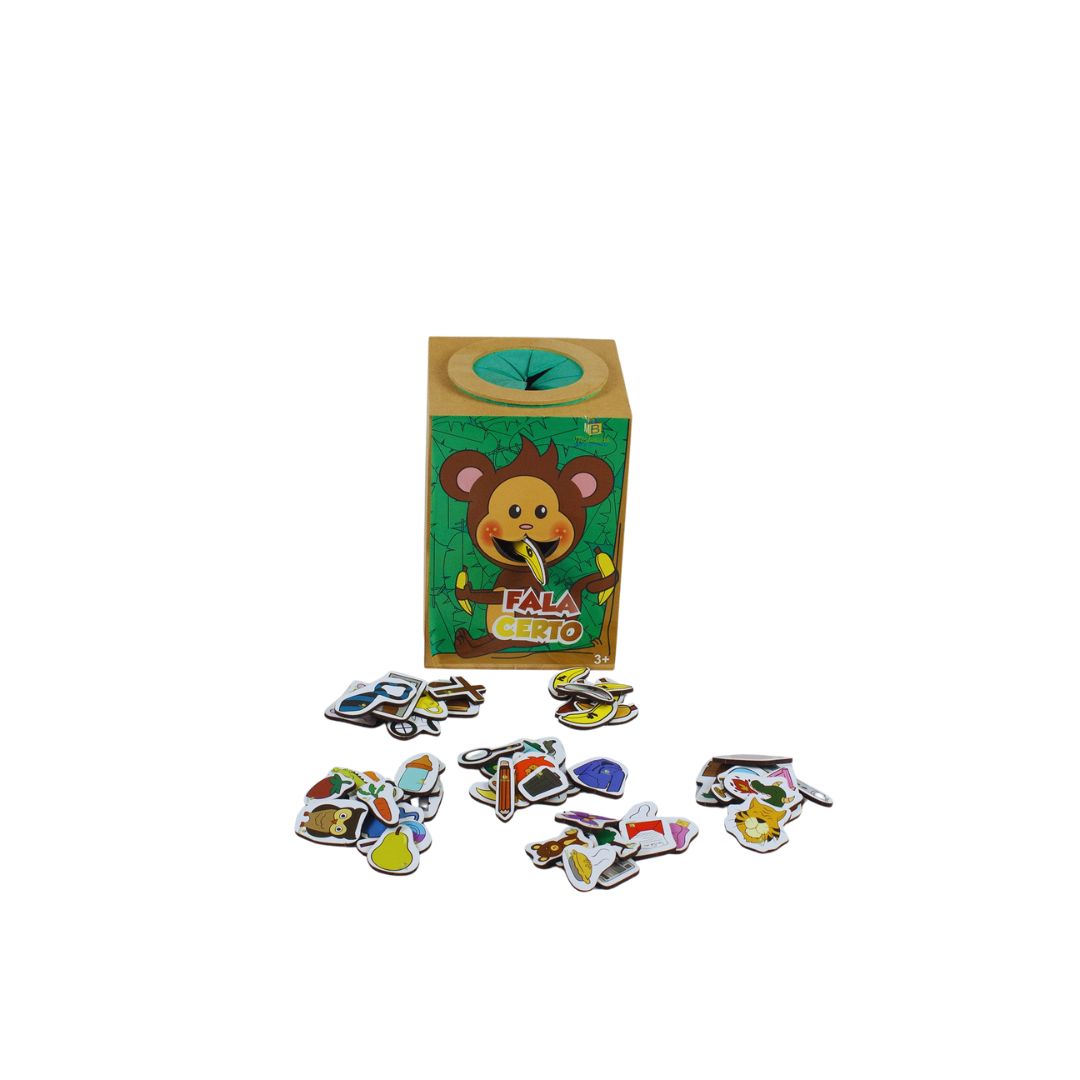 Fala certo 3 Jogo Fala Certo da Materiais Para Brincar, mostrando uma caixa de madeira com um macaco desenhado. Uma mão de criança está pegando uma ficha magnética da caixa, e bananas estão dispostas ao lado para mostrar a mecânica do jogo.
