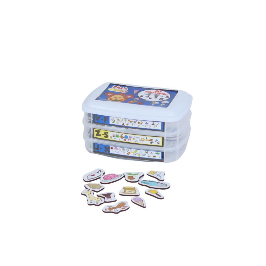 Kit de Fichas Magnéticas Fonemas Fricativos da Materiais Para Brincar, mostrando as 60 figuras magnéticas em uma superfície metálica, agrupadas por fonema. As ilustrações são claras para cada som, como "faca" para o fonema F.