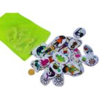 Kit Histórias para Brincar da Materiais Para Brincar, mostrando a caixa de madeira aberta com as fichas e os cenários de madeira organizados ao redor, prontos para a brincadeira.