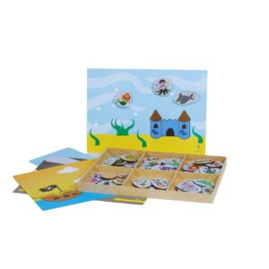 Kit Histórias para Brincar da Materiais Para Brincar, mostrando a caixa de madeira aberta com as fichas e os cenários de madeira organizados ao redor, prontos para a brincadeira.