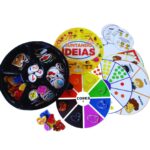 Kit Juntando Ideias da Materiais Para Brincar, mostrando as 6 caixas de cenário em madeira com algumas das 121 peças de MDF já encaixadas, organizadas por cores e formas.