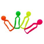 Kit com 4 pinças bola neon da Materiais Para Brincar, mostrando as pinças nas cores amarela, verde, rosa e laranja. Uma das pinças está segurando uma bolinha pequena.