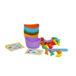 Kit Montessori Dinossauros da Materiais para Brincar, com potes coloridos, pinça e miniaturas de dinossauros.