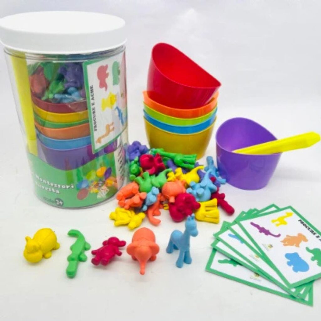 Kit Montessori Floresta da Materiais para Brincar, com potes coloridos, pinça e miniaturas de animais da floresta.