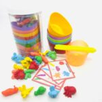 Kit Montessori Insetos da Materiais para Brincar, com 6 potes coloridos, pinça e várias miniaturas de insetos.