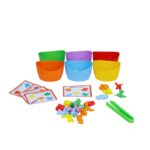 Kit Montessori Insetos da Materiais para Brincar, com 6 potes coloridos, pinça e várias miniaturas de insetos.