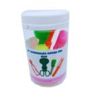 Kit Coordenação Motora Fina Neon da Materiais Para Brincar, mostrando uma pinça bola, uma pinça de 3 pontas, uma tesoura de transferência e um super conta-gotas, todos em cores neon. As ferramentas estão dispostas em uma superfície, com alguns pompons coloridos ao lado.