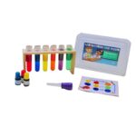 Laboratório das Cores da Materiais Para Brincar, mostrando um suporte de madeira com tubos de ensaio preenchidos com líquidos coloridos. Os frascos dos corantes primários e um conta-gotas gigante estão ao lado.