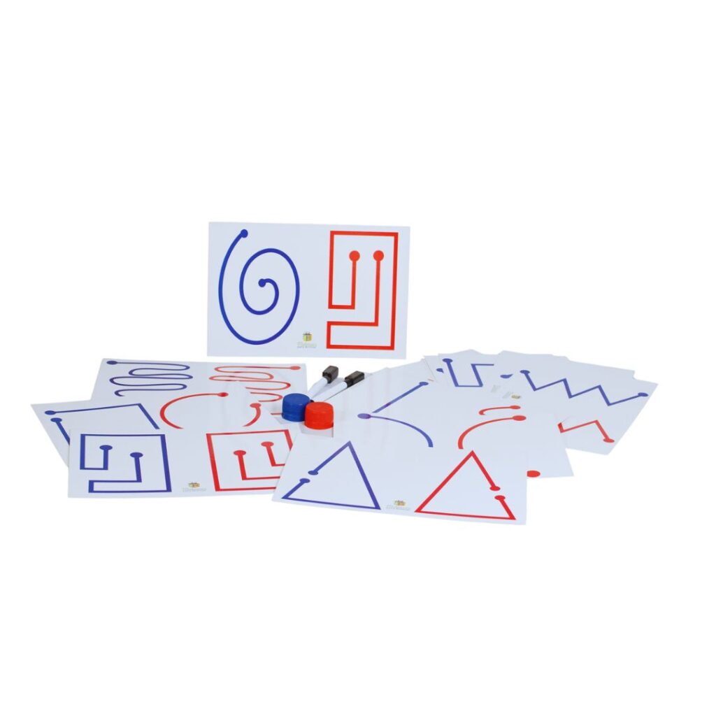 Kit Lado Esquerdo e Direito ao Mesmo Tempo da Materiais Para Brincar, mostrando uma das fichas plastificadas. Duas mãos, uma em cada lado, estão usando as canetas para traçar as linhas ao mesmo tempo. As demais fichas e acessórios estão em segundo plano.