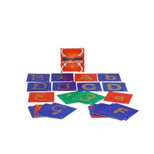 Kit Letras e Números Texturizados da Materiais Para Brincar. Uma mão de criança está usando o dedo para traçar a superfície texturizada de uma das cartas, que mostra a letra 'A' em relevo.